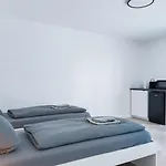 Alfa Doppelzimmer Teekueche Porsche Bosch L Gemeinschaftsbad Wifi Smarttv L Terrasse L Double With Kitchenette And Shared Bathroom L Terrace Bs21a4 Штутгарт