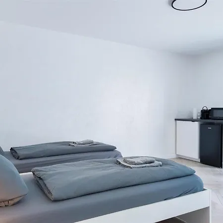 Alfa Doppelzimmer Teekueche Porsche Bosch L Gemeinschaftsbad Wifi Smarttv L Terrasse L Double With Kitchenette And Shared Bathroom L Terrace Bs21a4 Štutgart