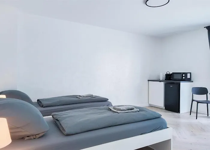 Alfa Doppelzimmer Teekueche Porsche Bosch L Gemeinschaftsbad Wifi Smarttv L Terrasse L Double With Kitchenette And Shared Bathroom L Terrace Bs21a4 Stuttgart